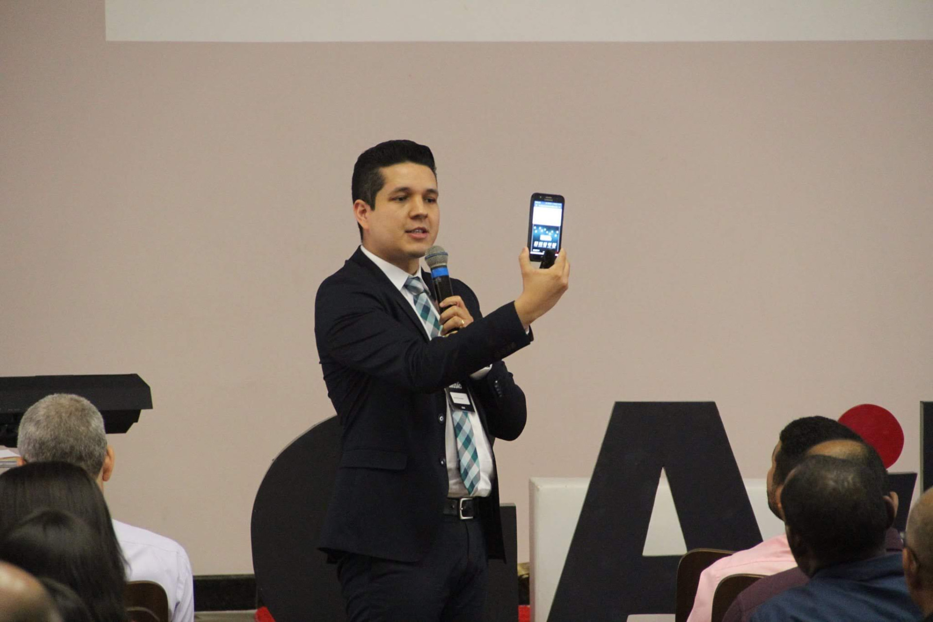 Geyvison Ludugério demonstrating a mobile app to an audience