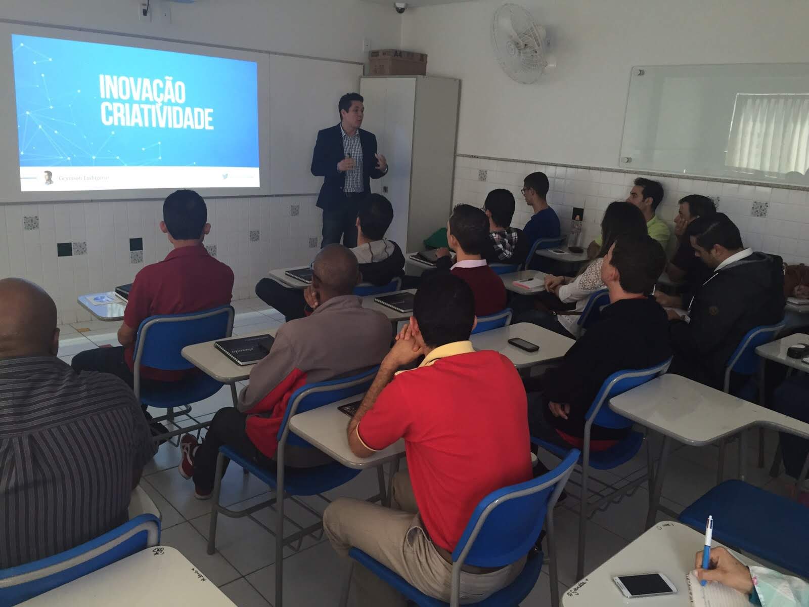 Geyvison Ludugério teaching a classroom session on innovation and creativity