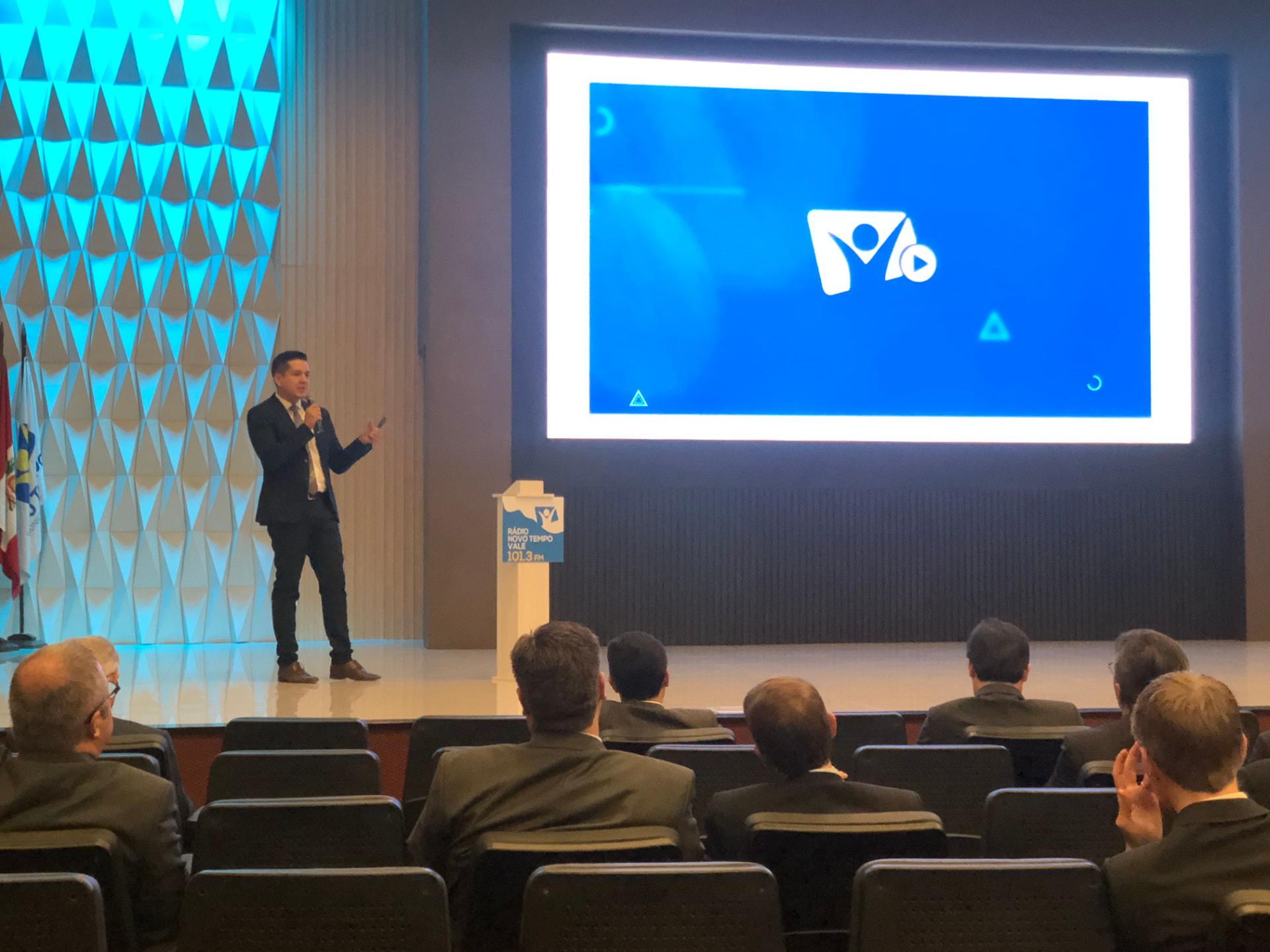 Geyvison Ludugério presenting at a radio network launch event