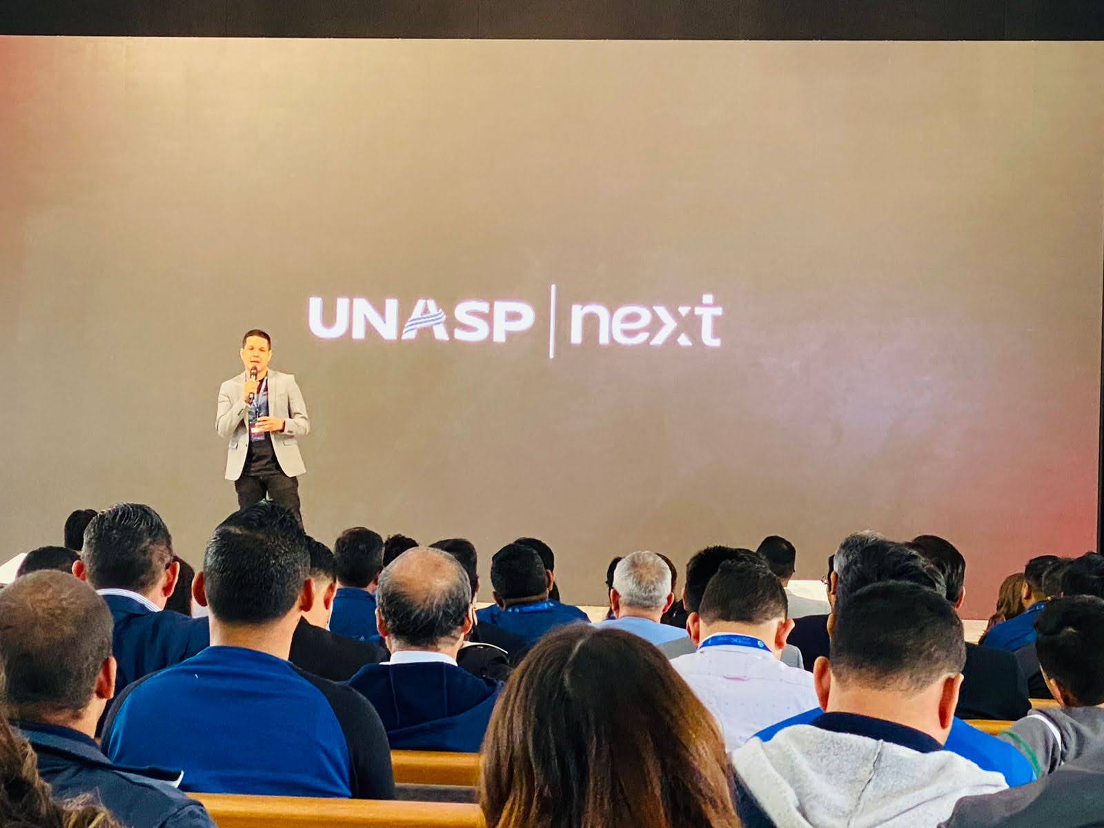 Geyvison Ludugério speaking at the UNASP Next conference