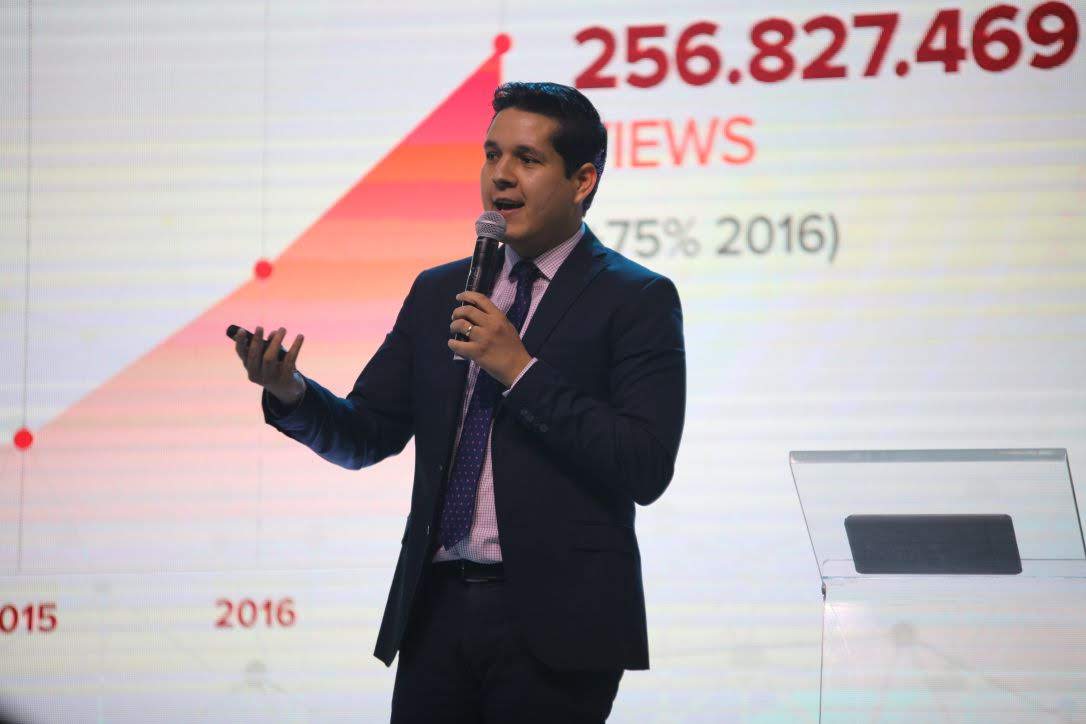 Geyvison Ludugério onstage presenting audience growth data