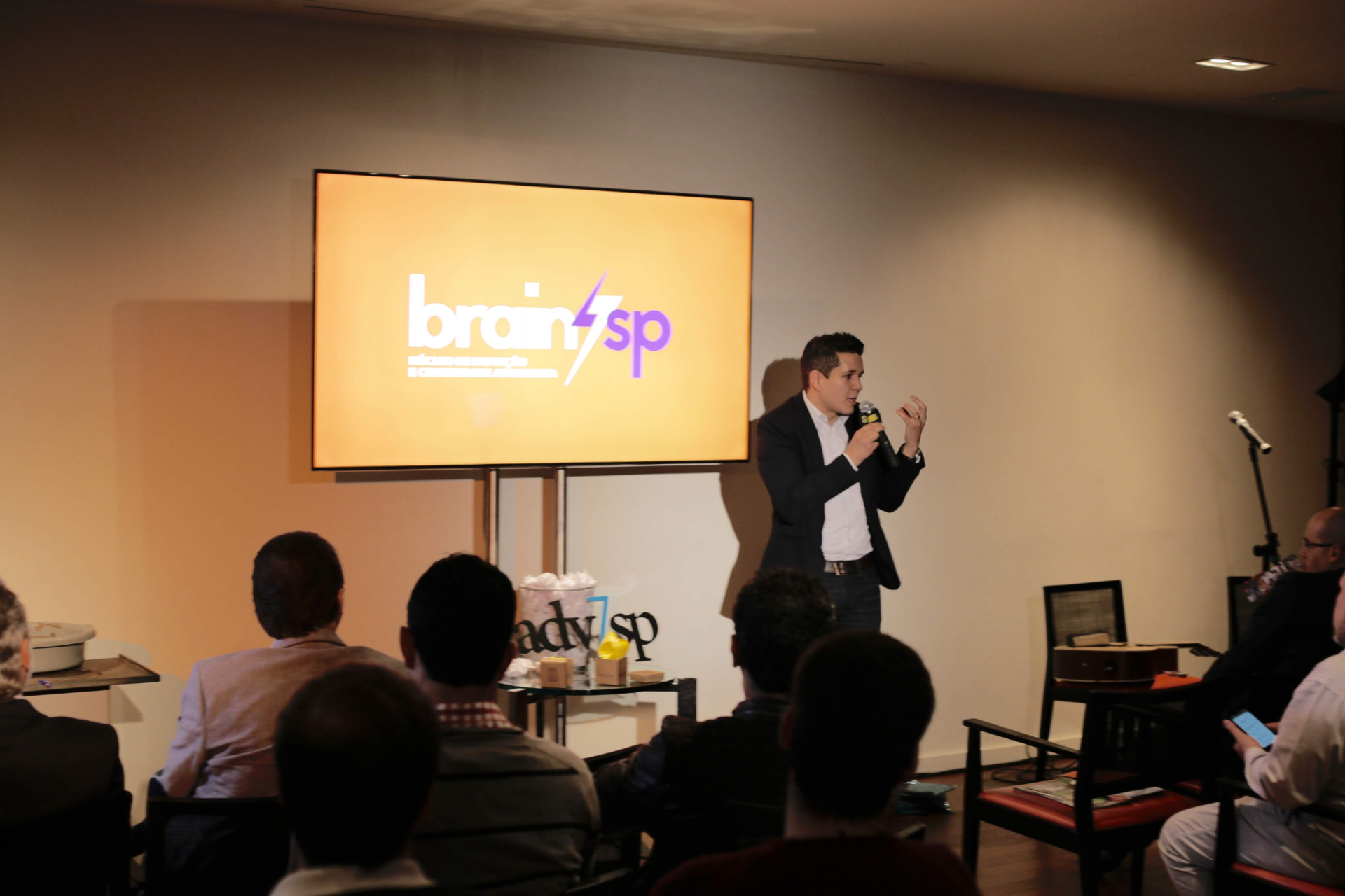 Geyvison Ludugério speaking at a Brain SP event